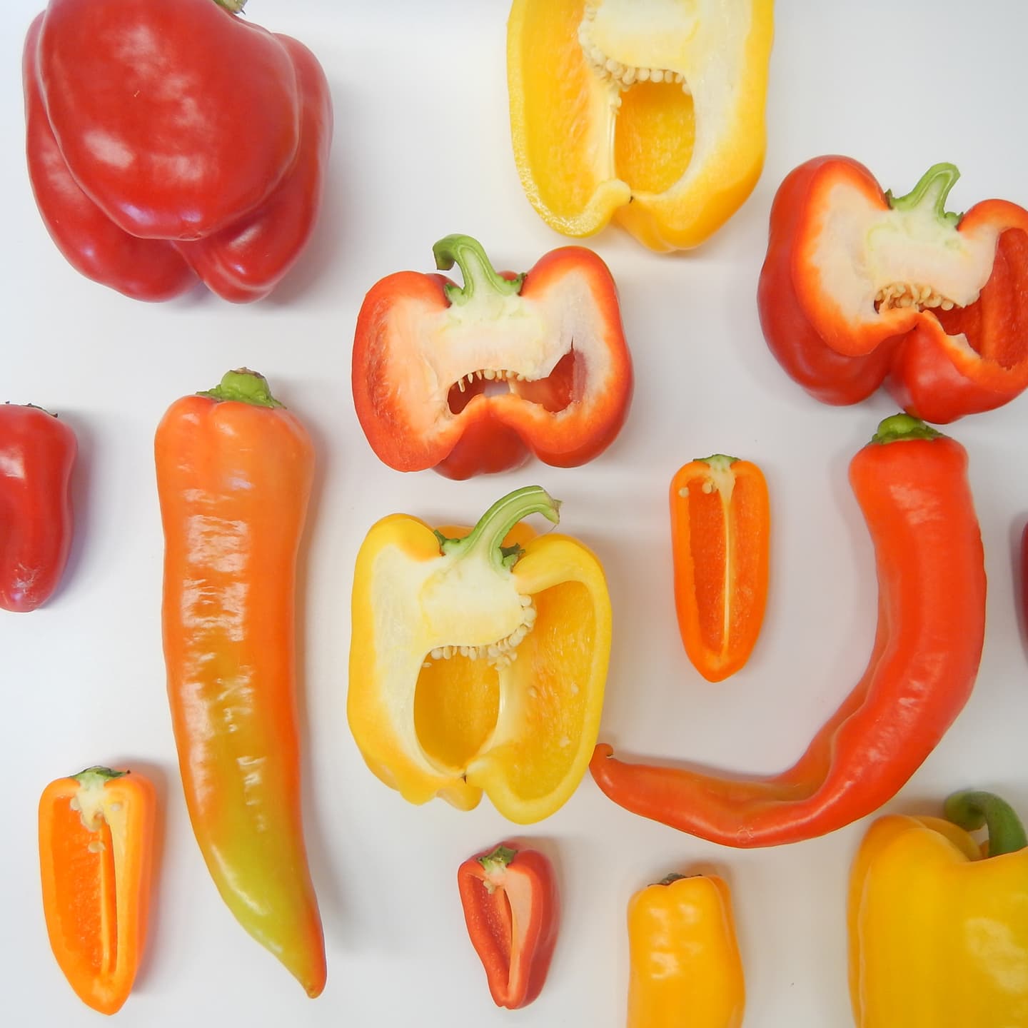 ト一屋 酒田 Rt Syokunomiyako 肉厚で甘い 遊佐産 パプリカ ひまわりの会では 生産者数日本一となった遊佐産パプリカを5種類ほど取り扱っています よく知られているベル型のパプリカの他に 生で食べてもおいしい少し小さめの フルーツパプリカ