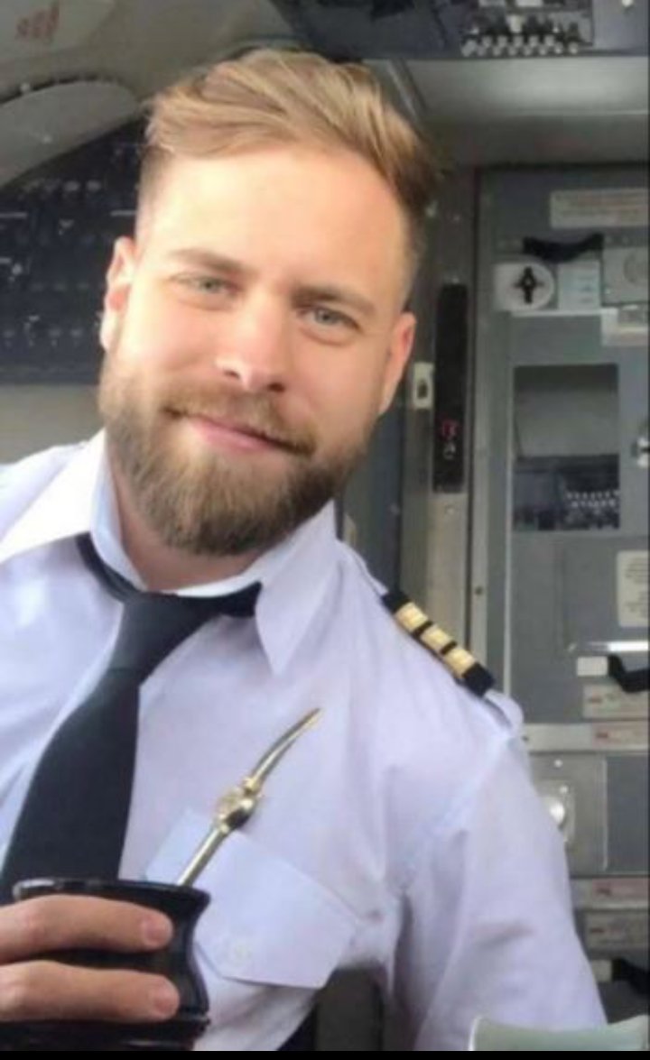 UPSA_Oficial's tweet photo. Enviamos nuestras condolencias y acompañamos en el dolor a los compañeros de @aplapilotos por el fallecimiento del piloto Julián Giménez, quien fue atropellado por un automovilista que continúa prófugo. Extendemos nuestro apoyo a sus familiares y amigos. Justicia por Julián. https://t.co/fFzWaGq1x6
