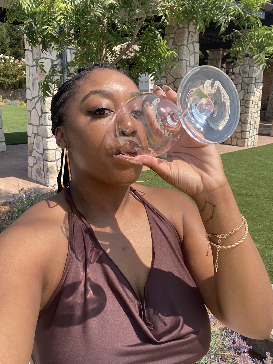 tugsterrr's tweet photo. Givin me rich, single auntie vibes. https://t.co/D2NBtZ8UY7