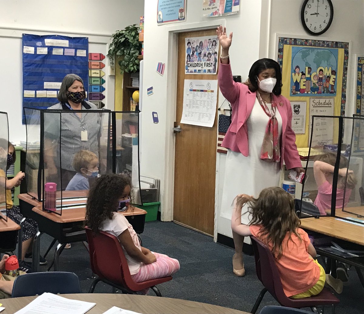 Roanoke City Public Schools Superintendent Verletta White inspiring students at Grandin Court Elementary on our first day of school today! ⁦<a href="/RoanokeSchools/">Roanoke City Public Schools</a>⁩
