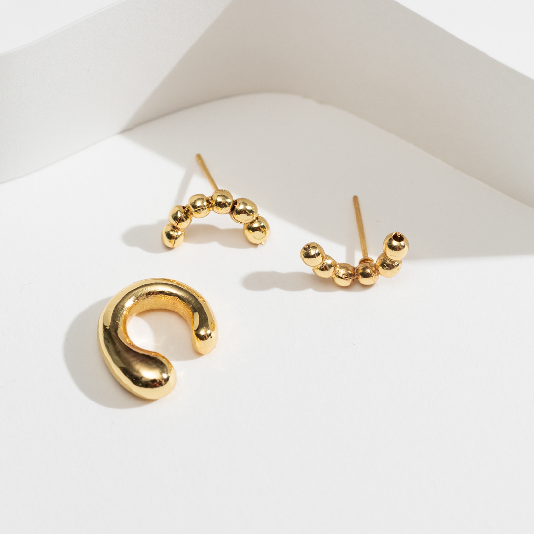 The cool-girl look, minus the commitment of that extra piercing. ✔️ Get a closer look at the Nebulous Studs and Ear Cuff set: cur.lt/2y9panljt