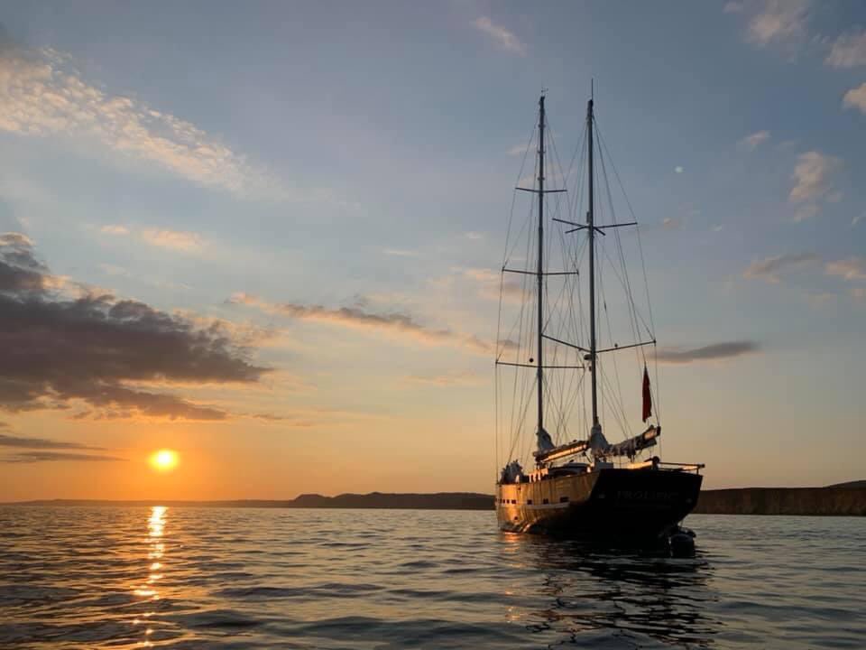 We came across the <a href="/OceanYouthTrust/">Ocean Youth Trust</a> Prolific in the bay this evening, doesn’t she make Wreford’s sunset photo even more stunning! 
#gigrowing #westbay #bridport <a href="/BridportNews/">Bridport</a> GigRower.co.uk #dorset #jurassiccoast
