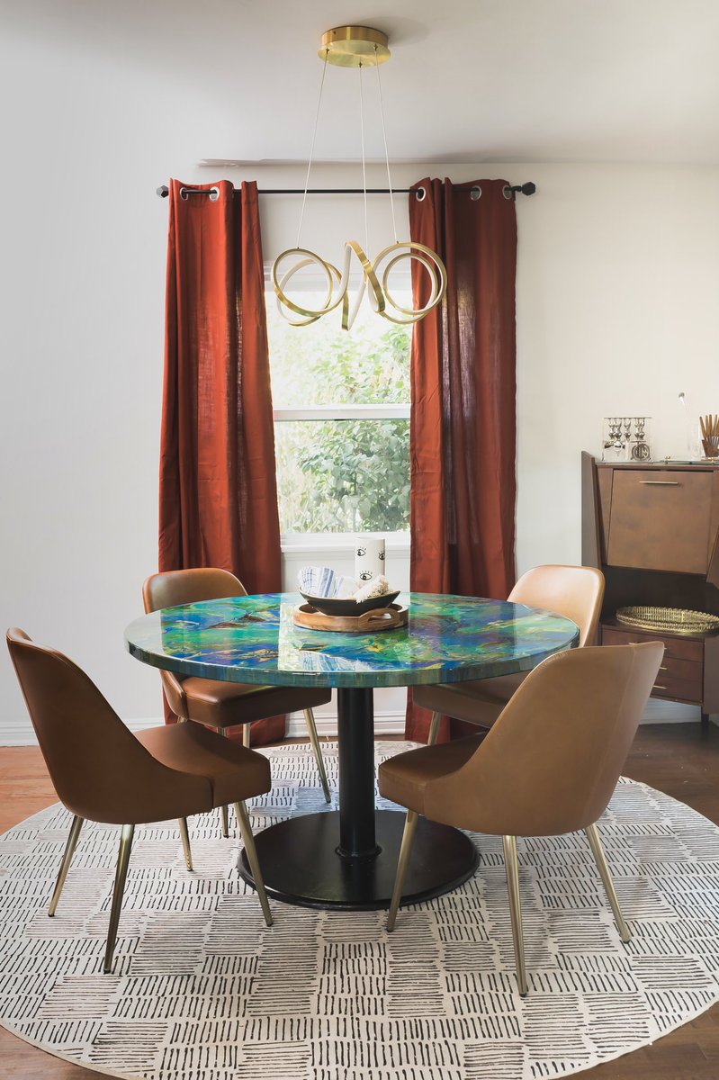 Eclectic in all its glory. 🧡 How beautiful is this table?! We really wanted a unique piece that shined so we had this beauty customized for this dining room. What do ya think! 😍
#arianalaraedesigns 
#designforlife 
#interiordesignla #interiordesign #interiordesigner #homedesign