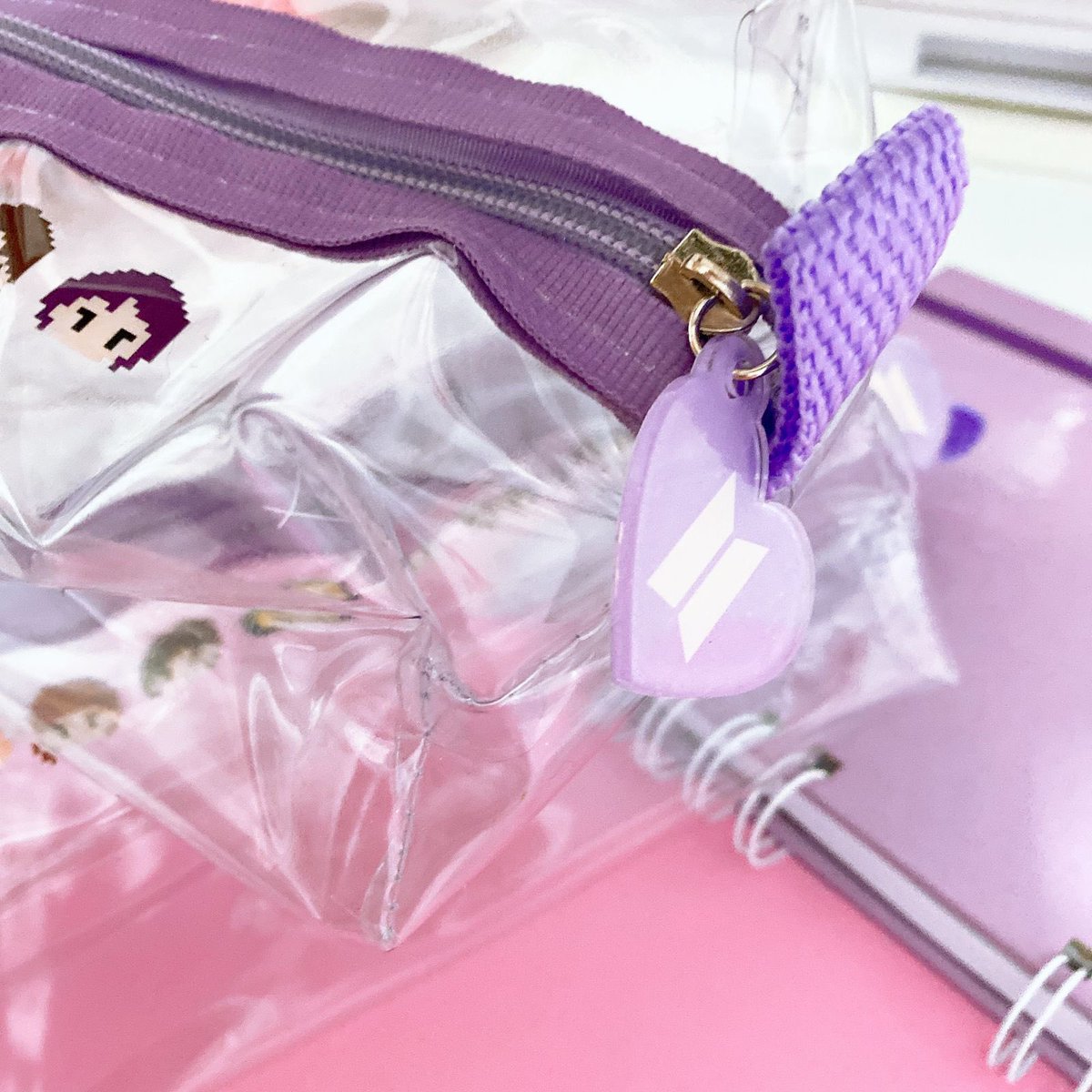 ughshop's tweet photo. 🤍 SORTEIO SURPRESA!!!

Quer ganhar esse estojinho lindo&amp;roxinho que está ESGOTADÍSSIMO lá no site? Então corre pra participar!!! É só CURTIR e dar RT nesse tweet que o resultado sai em 24h!!! 

Fácinho, né? E essa não é a única surpresa da semana 🙈 https://t.co/v81lPbI4DL