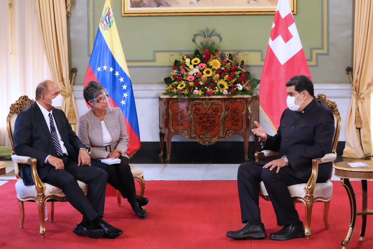 NicolasMaduro's tweet photo. El Excelentísimo Viliami Va ́inga Tone, me hizo entrega de sus Cartas Credenciales como Embajador Designado del Reino de Tonga ante la República Bolivariana de Venezuela. Ratificamos nuestro compromiso de fortalecer las relaciones de hermandad y cooperación. https://t.co/nIo3cc8DFe