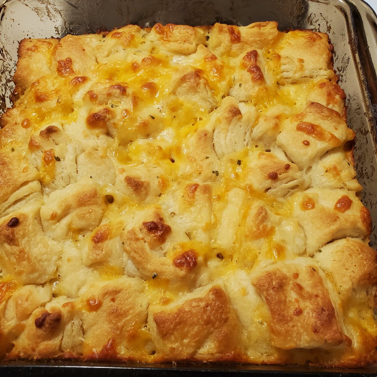 1mikesteele's tweet photo. Cajun seafood chowder (jumbo shrimp, Cajun salmon & Bay scallops), 3 cheese garlic butter pull apart bread, with a chopped bacon seizure salad.. #fakeChef https://t.co/x3bVMwwUXm