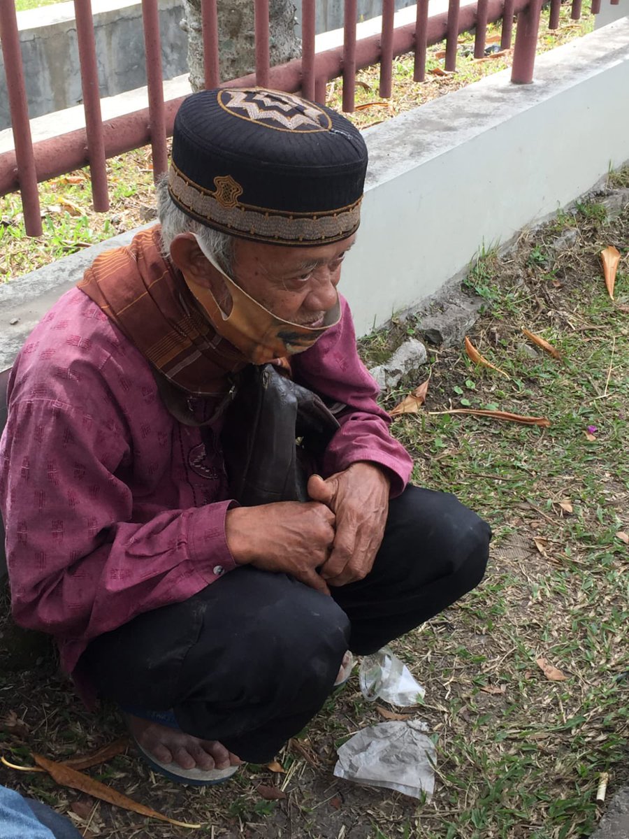 Twitter, Bantu Abah Gulali yuk!

Jadi beberapa waktu lalu aku dan tim pemuda peduli bertemu orang bernama Abah Ahmad atau biasa orang panggil dia dengan nama Abah Gulali. Umurnya udah 82 thn (dia sama Indonesia aja masih tuaan dia loh). lanjut -