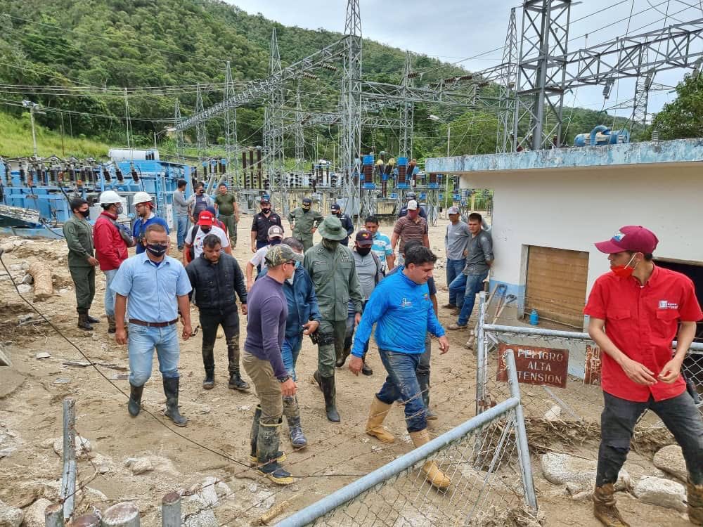 vladimirpadrino's tweet photo. El Pdte y CJ @NicolasMaduro ha ordenado activar todo el músculo institucional para asistir al pueblo que ha sido afectado por las lluvias, identificar y estudiar zonas de riesgo y actuar sin dilaciones. La #FANB, como siempre, estará en la primera línea de combate. https://t.co/JVUkNgUxDN