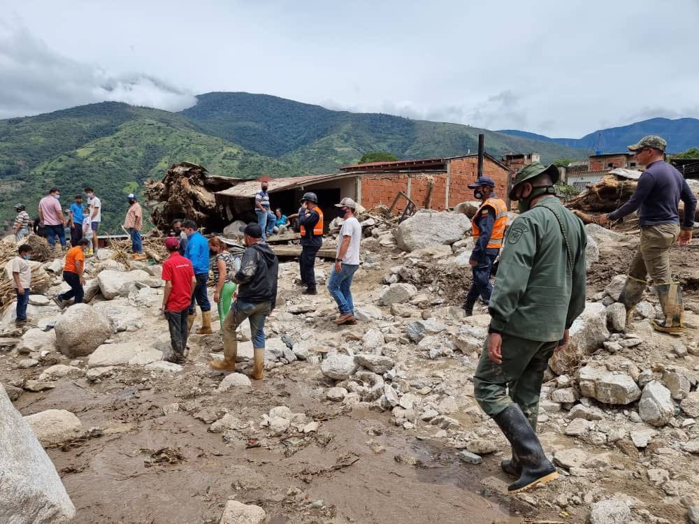 vladimirpadrino's tweet photo. El Pdte y CJ @NicolasMaduro ha ordenado activar todo el músculo institucional para asistir al pueblo que ha sido afectado por las lluvias, identificar y estudiar zonas de riesgo y actuar sin dilaciones. La #FANB, como siempre, estará en la primera línea de combate. https://t.co/JVUkNgUxDN