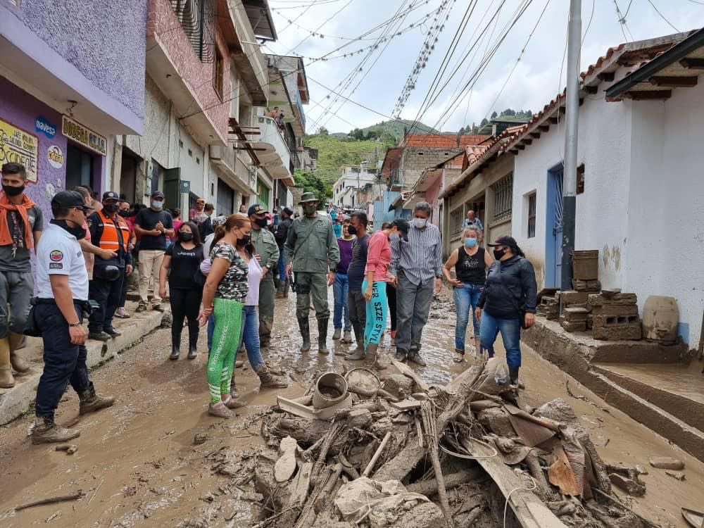 vladimirpadrino's tweet photo. El Pdte y CJ @NicolasMaduro ha ordenado activar todo el músculo institucional para asistir al pueblo que ha sido afectado por las lluvias, identificar y estudiar zonas de riesgo y actuar sin dilaciones. La #FANB, como siempre, estará en la primera línea de combate. https://t.co/JVUkNgUxDN