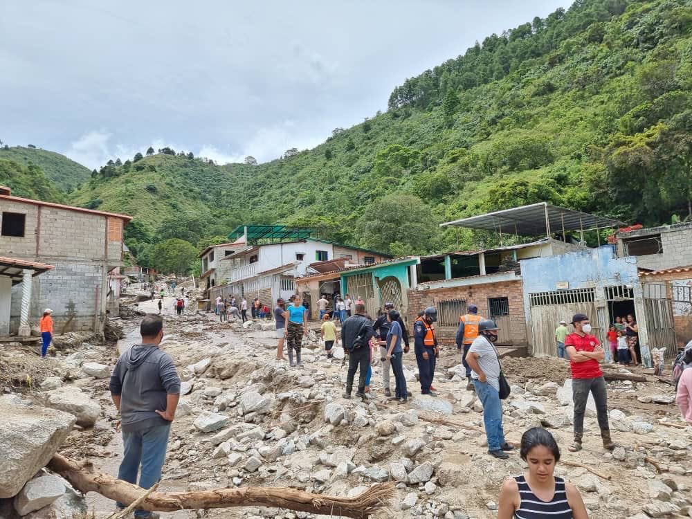 El Pdte y CJ <a href="/NicolasMaduro/">Nicolás Maduro</a> ha ordenado activar todo el músculo institucional para asistir al pueblo que ha sido afectado por las lluvias, identificar y estudiar zonas de riesgo y actuar sin dilaciones. La #FANB, como siempre, estará en la primera línea de combate.