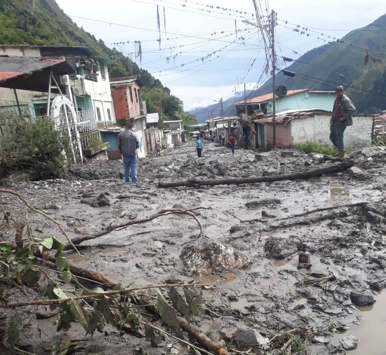 Iroschimajpsuv's tweet image. Desde muy temprano en articulación con @trujillogranmi1 las cuadrillas de #Infraestructura y #Ambiente realizaron la recolección de sedimentos y escombros productos de los deslaves ocasionados por las fuertes lluvias en el sector #PuebloNuevo en la #LaPuerta