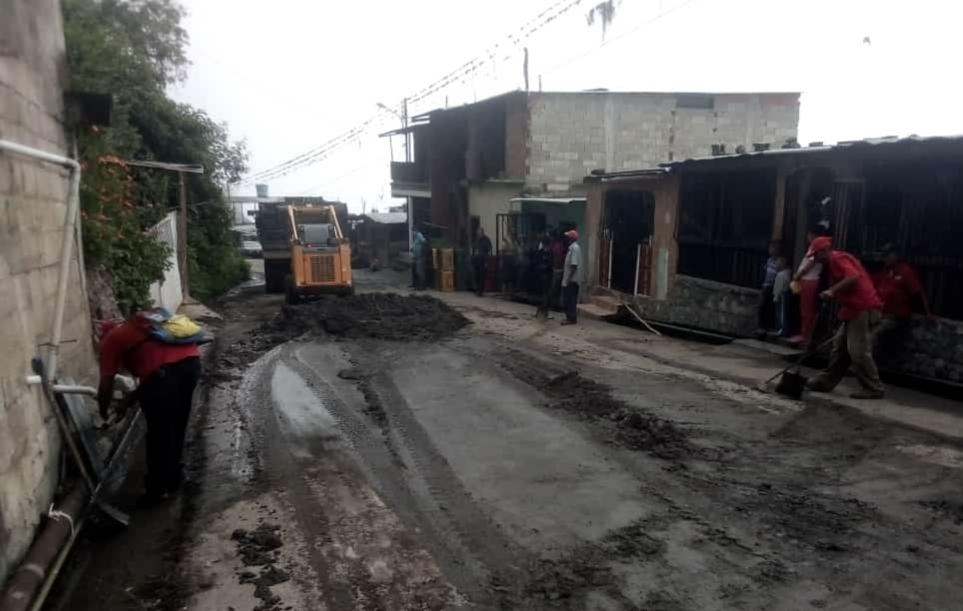 Iroschimajpsuv's tweet image. Desde muy temprano en articulación con @trujillogranmi1 las cuadrillas de #Infraestructura y #Ambiente realizaron la recolección de sedimentos y escombros productos de los deslaves ocasionados por las fuertes lluvias en el sector #PuebloNuevo en la #LaPuerta