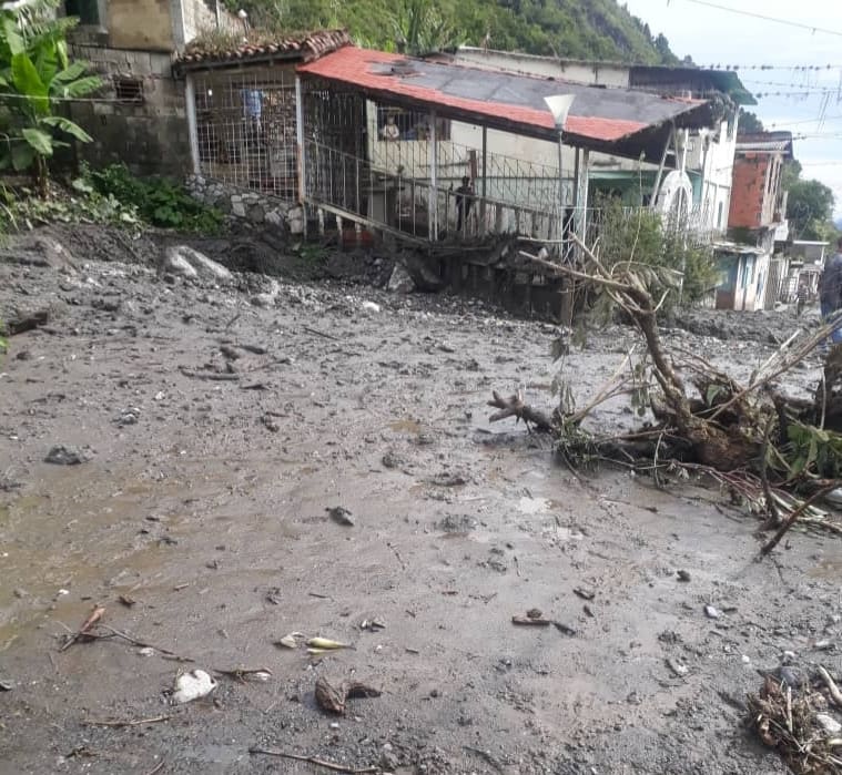 Iroschimajpsuv's tweet image. Desde muy temprano en articulación con @trujillogranmi1 las cuadrillas de #Infraestructura y #Ambiente realizaron la recolección de sedimentos y escombros productos de los deslaves ocasionados por las fuertes lluvias en el sector #PuebloNuevo en la #LaPuerta