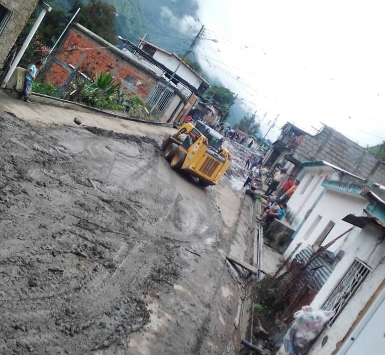 Iroschimajpsuv's tweet image. Desde muy temprano en articulación con @trujillogranmi1 las cuadrillas de #Infraestructura y #Ambiente realizaron la recolección de sedimentos y escombros productos de los deslaves ocasionados por las fuertes lluvias en el sector #PuebloNuevo en la #LaPuerta