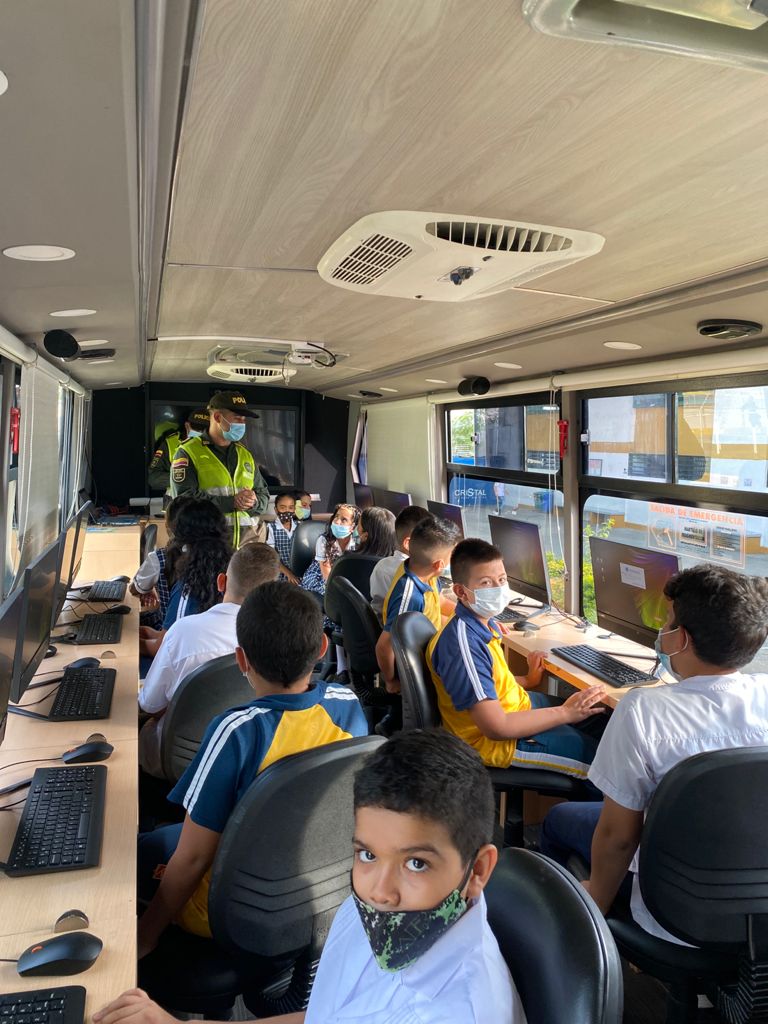 prensamardel's tweet photo. La @PoliciaCali evita que los estudiantes caigan en las drogas,campaña educativa en el #BusInteractivo en el B/SanLuis funda.educativa Llano Verde. https://t.co/aIW6EyDaeY