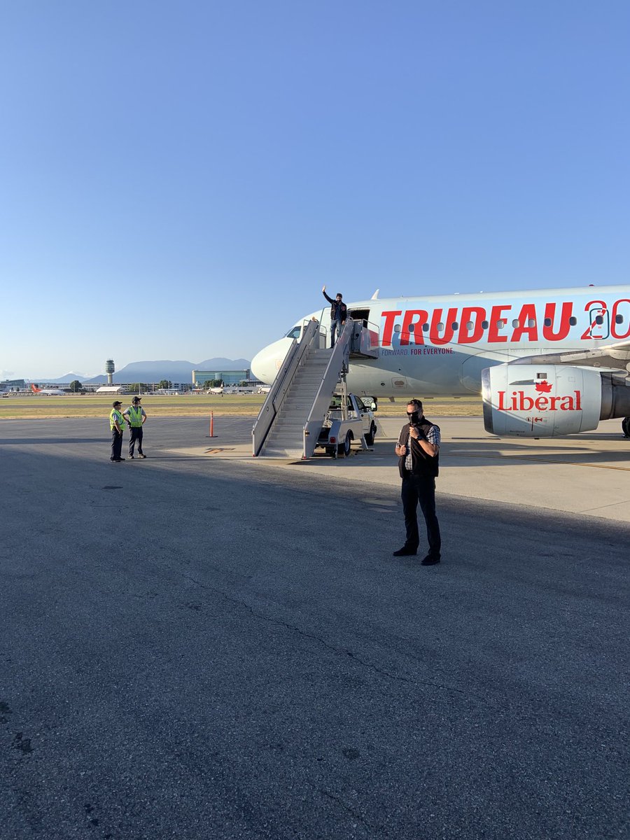 IvisonJ's tweet photo. ⁦@JustinTrudeau⁩ arrives in Vancouver. Trade secret - the obligatory wave on arrival is a bit of a sham. There’s no-one here but staff and reporters - and he’s definitely not waving at us. https://t.co/SqfD16ZhWU
