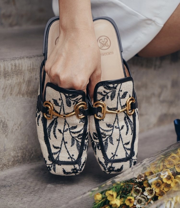 Staccato mules with attractive pattern fabric to makes you confident on your every step. 

Grab it now at @stacatto_id store #LotteAvenue (GF) or shop Online with #LotteOnChat link in our bio!

#LotteAvenue #LotteOnChat #Staccato #StaccatoID l #fashionstyle #womenstyle #shoes
