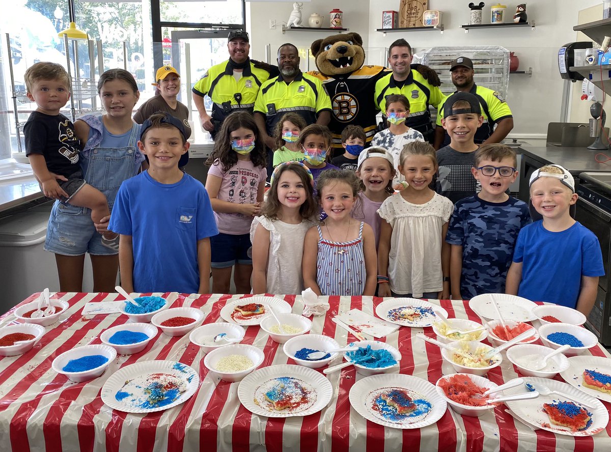 BCEengagement's tweet photo. #takeabiteoutofcrime took on a different meaning as our officers &amp; #commUNITY shared some 🍪🍪…#cookiewithacop instead of #coffeewithacop! TY to our host @topshelfcookies! Check out their black&amp;gold🍪 -a homage to @NHLBruins #blades 🖤🐻💛 #policepartnerships #districtC11 #BCE https://t.co/OwWHEdhyWD