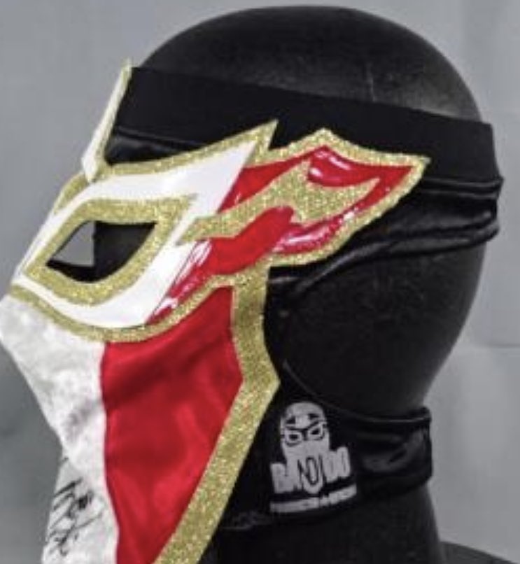 趣味で集めてるプロレスマスクを紹介。
第一弾、バンディード a.k.a 天空の盗賊
サイン入り。
サイドには本人公認のマーク（レアかな？）
#社畜　#トレーニング　#プロレス　#プロレスマスク　#バンディード