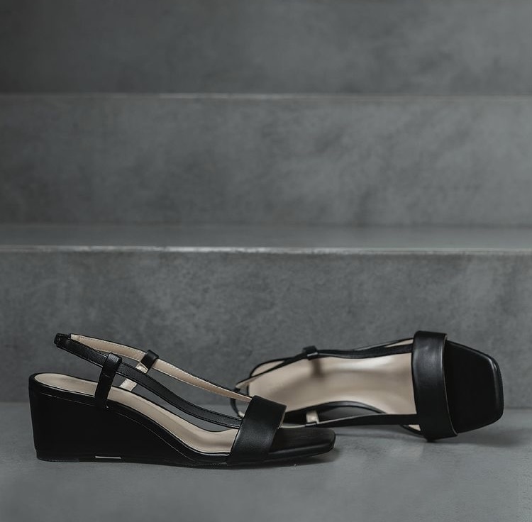 Looking for back Wedges?
Pick Andrea now!!! and come in a new simple stunning design.

Get your @ncyshoes Andrea at #LotteAvenue (GF) or through #LotteOnChat with the link in our bio!

#LotteAvenue #LotteOnChat #LotteDeptStore #ncyshoesID #ncyshoes #fashion #womenstyle #shoes
