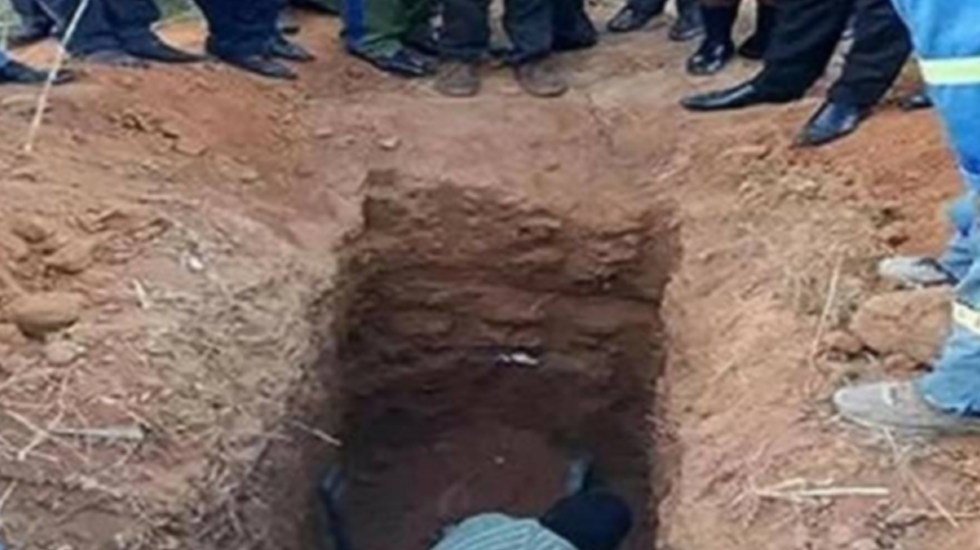 En Zambia, un pastor cristiano fue enterrado vivo para demostrar a sus seguidores que podía resucitar como Jesucristo.

Tres días después, desenterraron el ataúd, solo para encontrarlo muerto

(VIDEO) bit.ly/3ycxJub