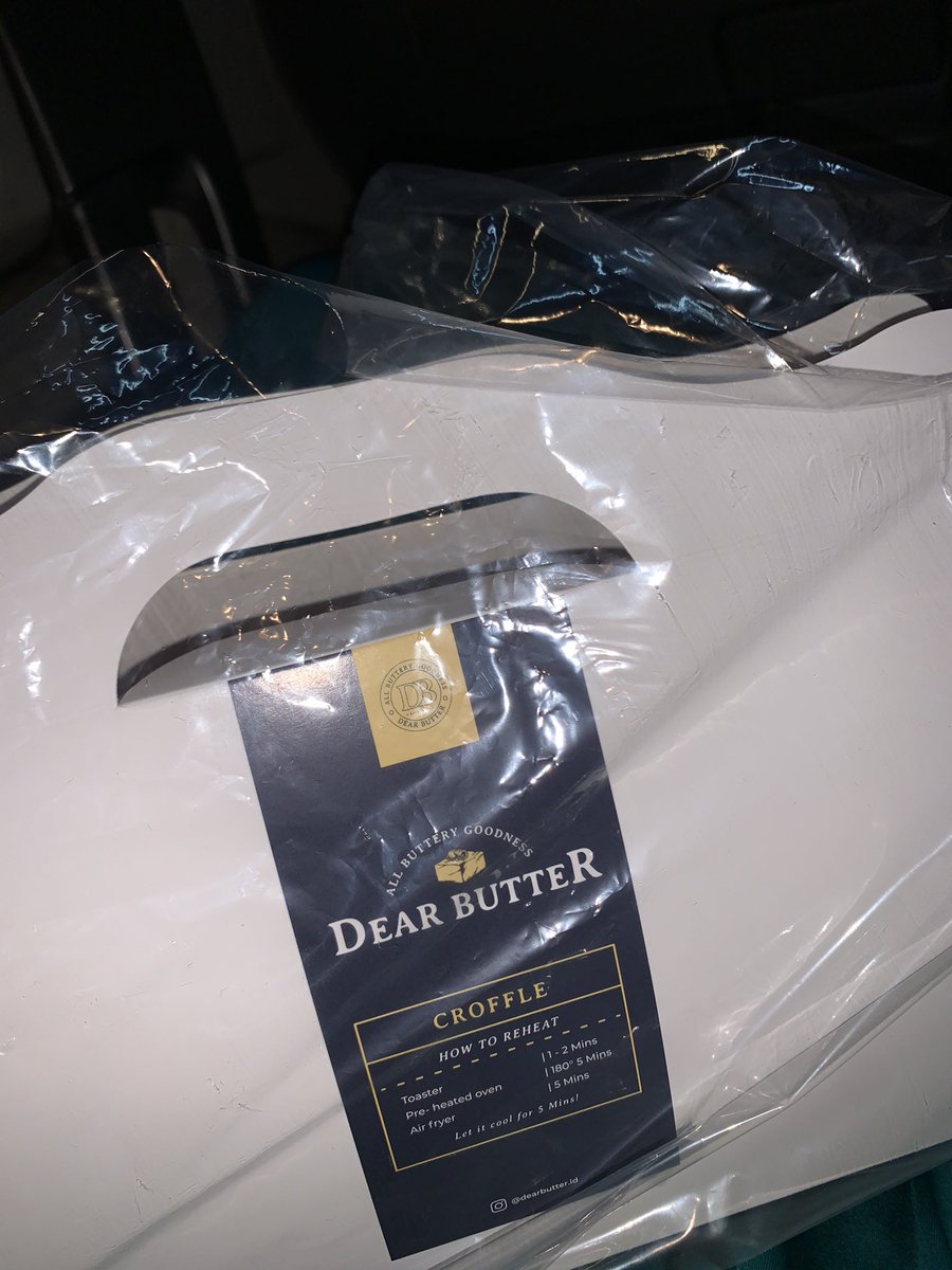 Rasa memang tidak mengecewakan, 99rb ( + sauce nya) not bad lah ya pokoknya. Karena makanan ini "cukup manis" sangat cocok dipadukan dengan sauce blueberry nya sih kalo menurut aku ya hehehe #dearbutter