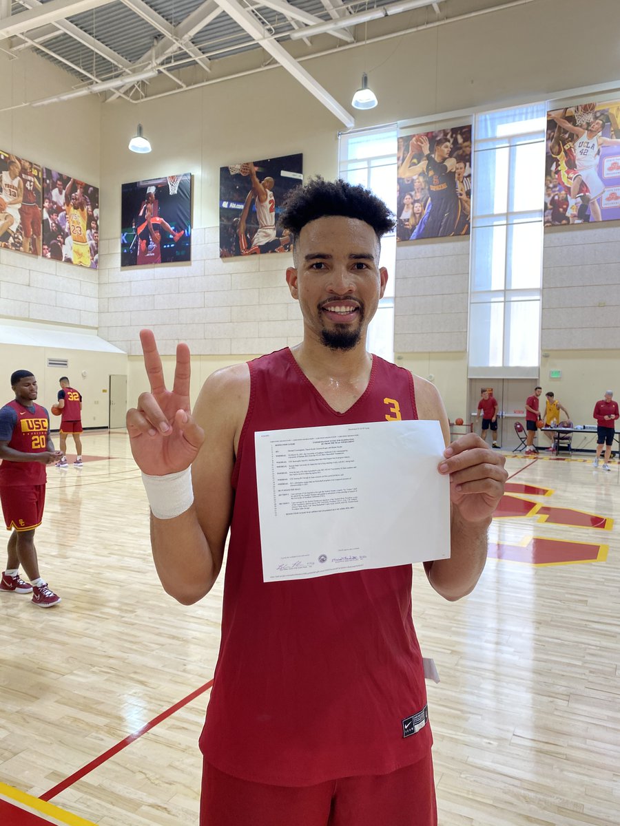 USC_Hoops's tweet photo. Kansas State’s student government passed an official commendation to USC for beating Kansas in the NCAA Tournament. 😂 https://t.co/HIw6dIxfNr