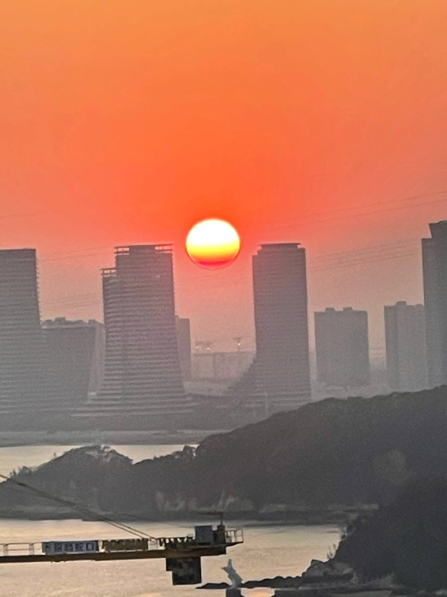 Matt_168_'s tweet photo. The sunrise in the morning is very beautiful, and it is very warm in this environment#Sunrise https://t.co/nqhaZjrZeh
