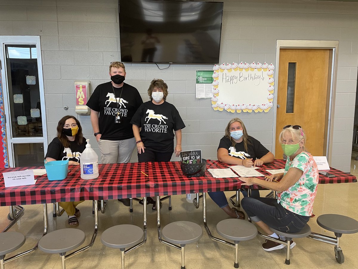 AnnaWShepherd's tweet photo. This Year is Going to be SWEET at Stumbo Elementary. What a ⭐️⭐️⭐️⭐️⭐️ CREW serving families at Open House this afternoon. Families your children are in excellent hands. ⁦@SchoolsFloyd⁩ https://t.co/SbsvQJNJdh
