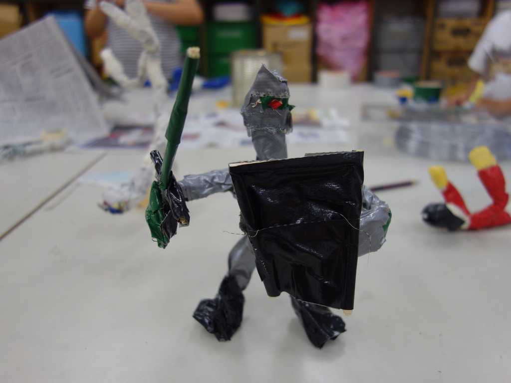 Prop Prop Room こどもびじゅつ部日誌 8 の金曜日 幼児コースも小学生コースも 針金仕込んで作っていく 人形 ポーズを取れるだけで よりあそびが増している印象 ばんざいしたり 武器防具装備したり ピクトグラム的な動きだってできちゃいます