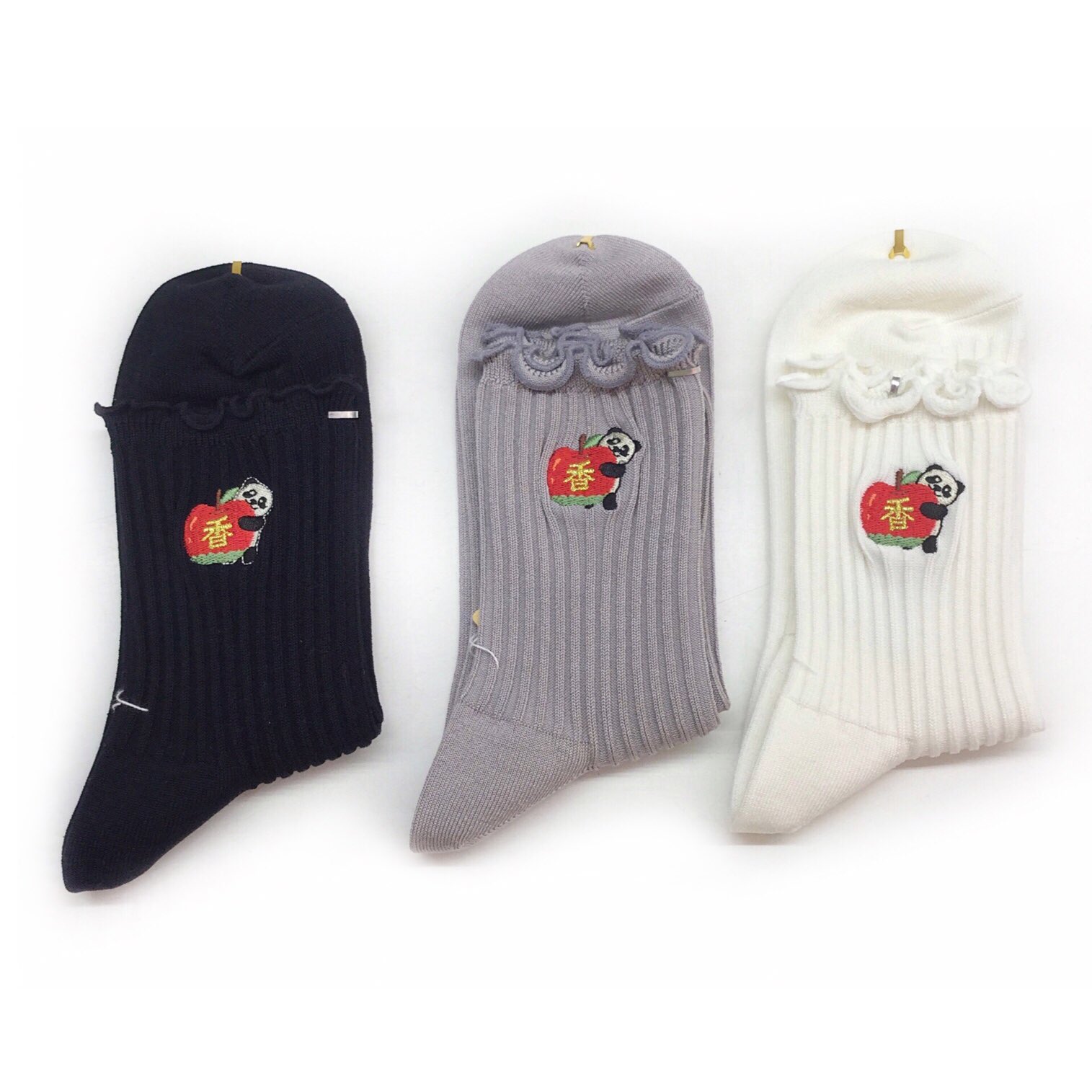 靴下屋アトレ上野店 新商品のお知らせ 9月1日 水 10時よりシャンシャンのお名前入りりんご刺繍ソックスを発売致します シャンシャンが大好きなりんごを抱き締めてるイメージでデザイン致しました 刺繍部分がぷっくりとしていてとても可愛いです
