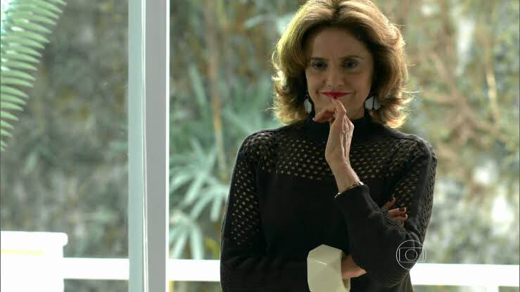 NUNCA vou cansar de enaltecer a Marieta Severo que passou 14 anos presa num personagem cômico e um ano depois conseguiu entregar uma das maiores vilãs da década #VerdadesSecretas