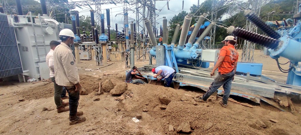 JEHYSONGUZMAN's tweet photo. Aquí están los héroes de CORPOELEC Mérida, trabajando arduamente para restablecer la energía eléctrica en el Valle del Mocoties, el sedimento arrastrado por las lluvias ocasionó el colapso de la subestación eléctrica del municipio Tovar. Vaya nuestro reconocimiento a ustedes! https://t.co/1VilOTDU7U