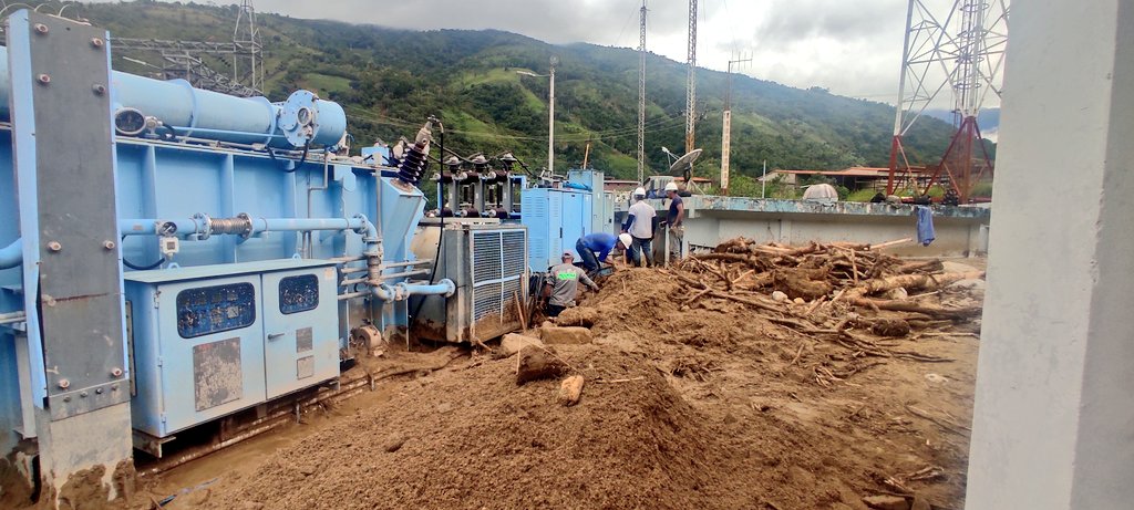 Aquí están los héroes de CORPOELEC Mérida, trabajando arduamente para restablecer la energía eléctrica en el Valle del Mocoties, el sedimento arrastrado por las lluvias ocasionó el colapso de la subestación eléctrica del municipio Tovar. Vaya nuestro reconocimiento a ustedes!