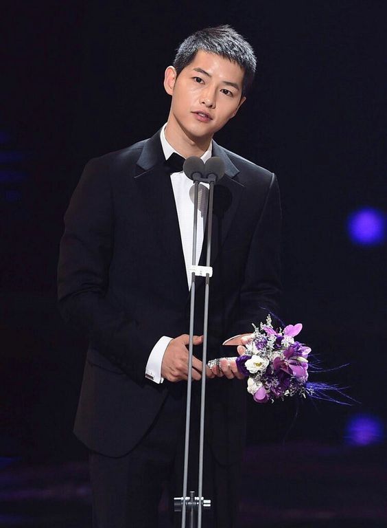 VINCENZOVOTE's tweet photo. #SongJoongki won the Outstanding Korean Actor Award in #SDA2016 for his role in "Descendants of the Sun".
Let's give him again & the whole team #VINCENZO the award they so much deserve! 🗳
Excellent Actor - #송중기
Excellent Actress - #전여빈
Excellent Drama - #빈센조 https://t.co/n2KvSlGvQg