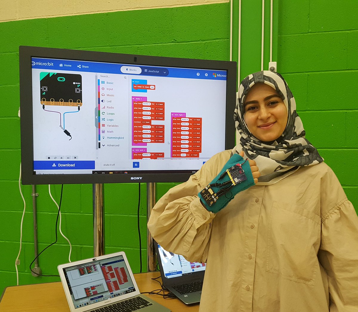 bizzie_bodies's tweet image. We welcome back @rehana_makes this week for more #coding with @microbit_edu &amp;amp; #wearabletech fun for last week of #SummerSchool2021 @DocklandSetSE16. She is really on a mission to inspire #youngpeople &amp;amp; #families to learn new #DigitalSkills. We thank &amp;amp; support you for joining us.