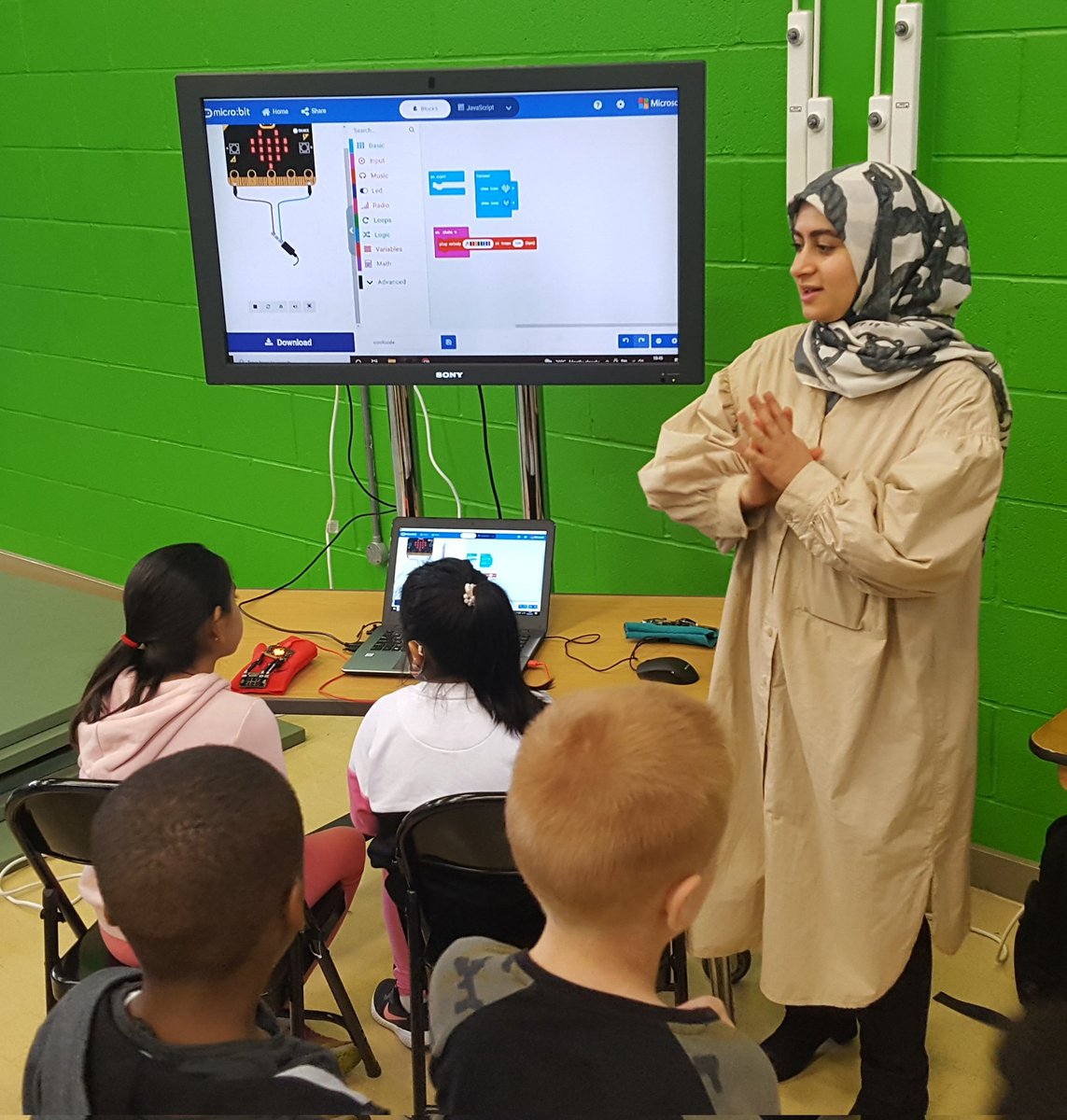 bizzie_bodies's tweet image. We welcome back @rehana_makes this week for more #coding with @microbit_edu &amp;amp; #wearabletech fun for last week of #SummerSchool2021 @DocklandSetSE16. She is really on a mission to inspire #youngpeople &amp;amp; #families to learn new #DigitalSkills. We thank &amp;amp; support you for joining us.