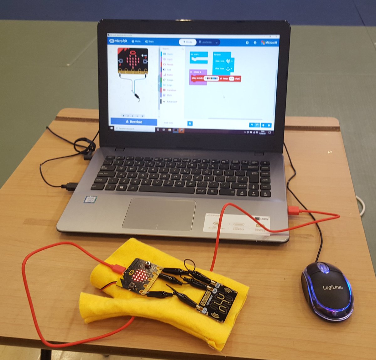 bizzie_bodies's tweet image. We welcome back @rehana_makes this week for more #coding with @microbit_edu &amp;amp; #wearabletech fun for last week of #SummerSchool2021 @DocklandSetSE16. She is really on a mission to inspire #youngpeople &amp;amp; #families to learn new #DigitalSkills. We thank &amp;amp; support you for joining us.