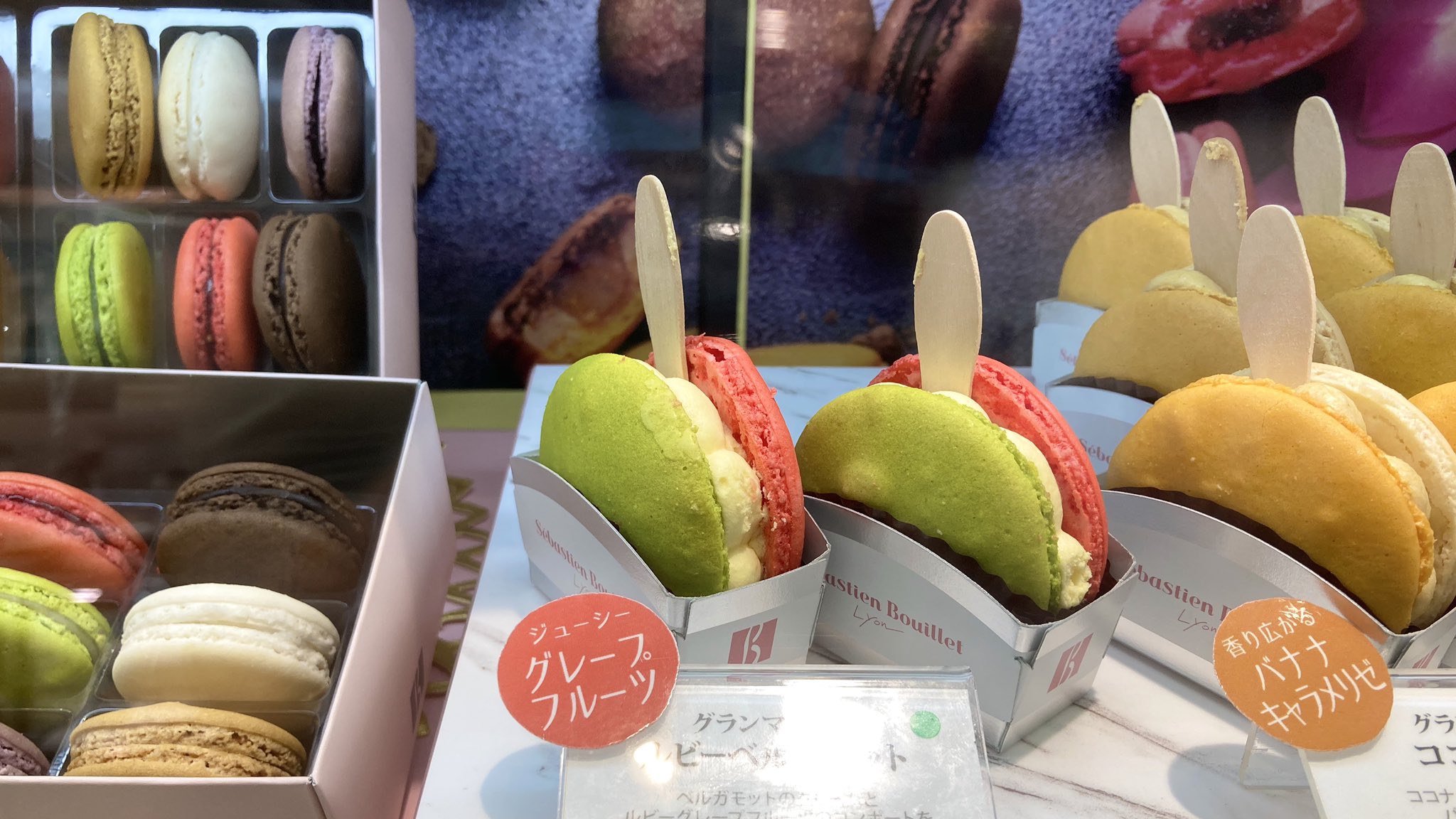 阪神百貨店フード 公式 アイスキャンディーのようなかわいいマカロンを発見 なんと 直径6cmの贅沢サイズ 地下1階 セバスチャンブイエ グランマカロン 1個 税込497円 阪神梅田本店 阪神百貨店 Sebastienbouillet T Co Gcutyrufls