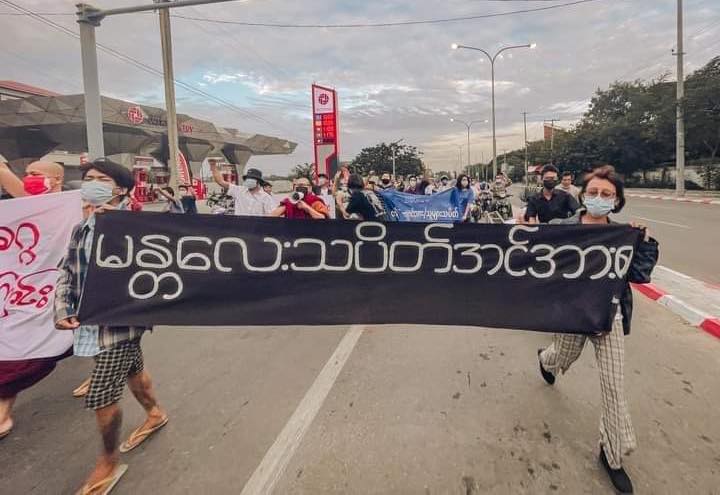 Early this morning (Aug 25), a coalition of pro-democracy groups in Mandalay, including youths, monks, LGBTIQ, cooperatives and others, protested against Myanmar's military junta.

Photos: CJ

#WhatsHappeninglnMyanmar