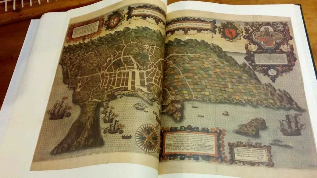 CollectableMaps's tweet photo. Today is the final day of the JellyFishtree online collectable book #auction. There are still 8 hours to go, so don't miss out on some real treasures! Register to bid on https://t.co/p8mSViiYgw There is no buyers premium. https://t.co/qt9Dp1WvDN