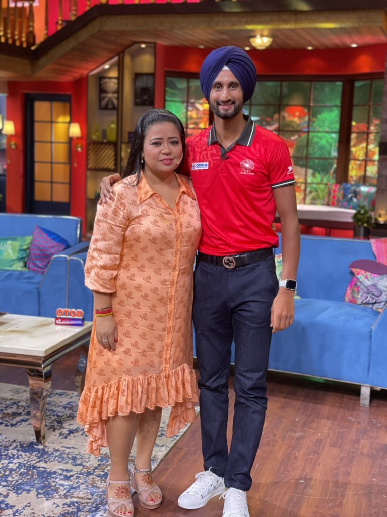 mandeepsingh995's tweet photo. Yesterday, meeting the entire team of "The Kapil Sharma Show" was a truly excellent experience. 
Laughter and cheerfulness abounds. 💫

Looking forward to the Telecast. 

#tkss #laughterking #joy #mumbaifilmcity @KapilSharmaK9 https://t.co/Ffgo50vch0