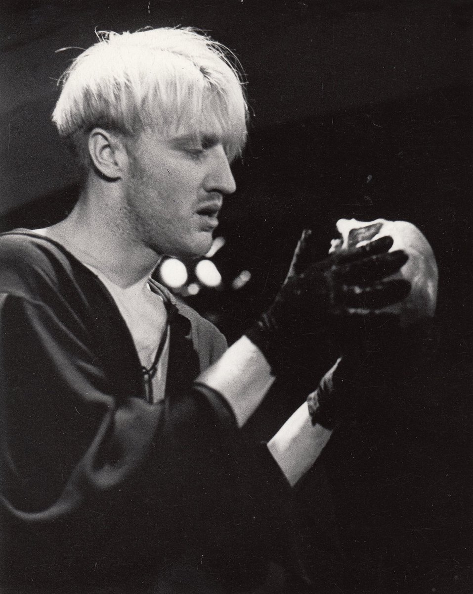 Nemiers, gan radošs, gan cilvēcisks, neapmierinātība ar sasniegto, ass prāts, pašapziņa, kas mijas ar šaubām, vēlme būt visur iekšā un klāt un milzīga skatuviskā harizma - tas ir Ivars Stonins. Mūsējais.

Suminām 50. jubilejā!