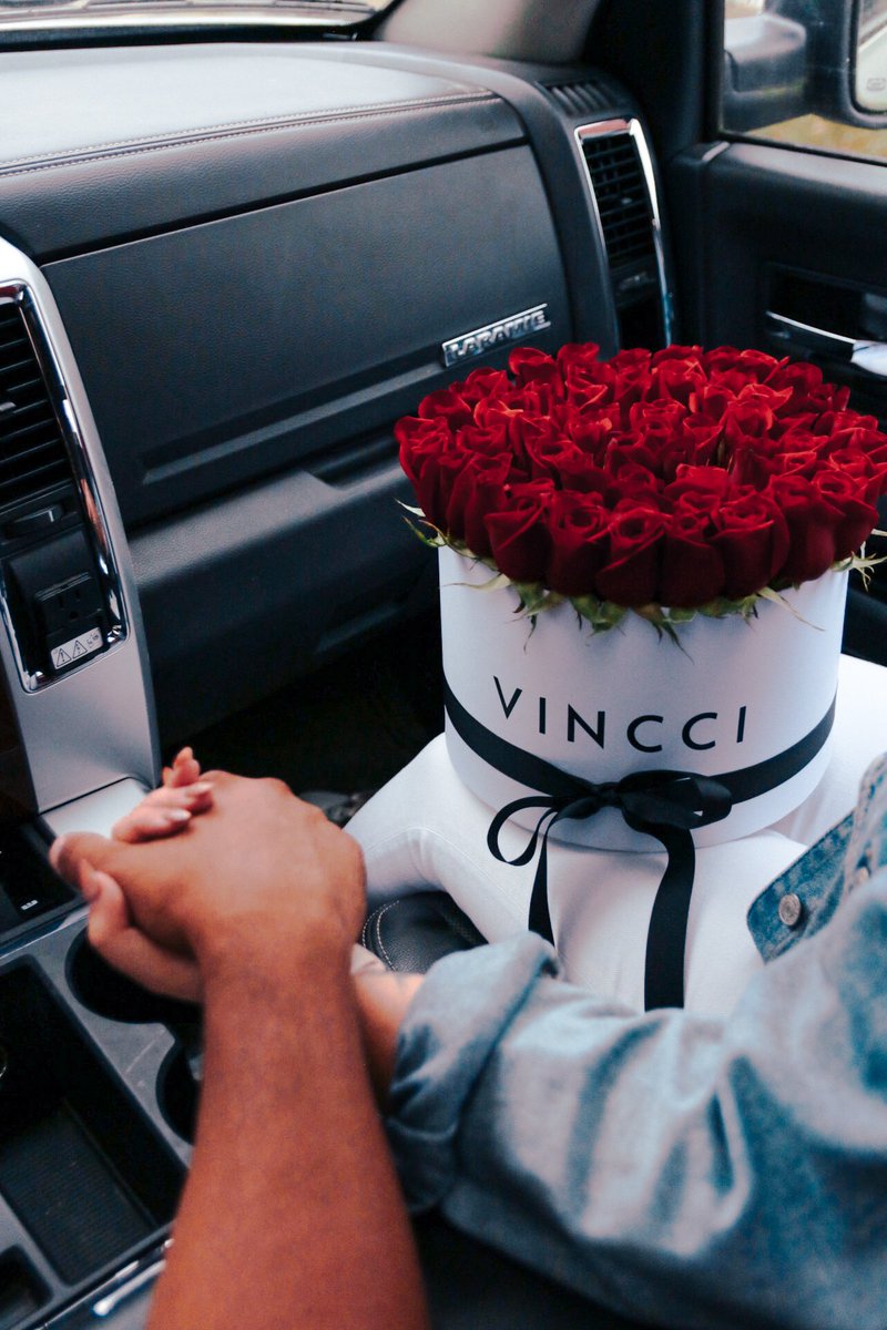 holaaa 🤍 les quería enseñar el emprendimiento de mi novio de confecciones florales, he estado trabajando junto a él y quería pedirles apoyo, si les gusta. darle rt o compartirlo; lo que sea ✨ nos pueden encontrar en insta como “vincci.roses”