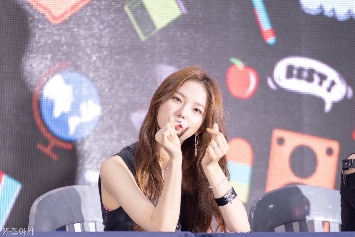 [TRANS] 210824 กระทู้เล่าเล่าเกี่ยวกับยูจินนี่

OP ขอลายเซ็นยูจิน แต่เพราะว่าไม่ได้พกปากกากับกระดาษมา ยูจินจึงใช้อายไลเนอร์เซ็นใส่ตั๋วให้ OP แทน และขอโทษที่มันออกมาไม่สวย 

instiz.net/pt/5199804

#YUJIN #유진 #CHOIYUJIN #최유진 #チェユジン #GirlsPlanet999 #걸스플래닛999 #CLC