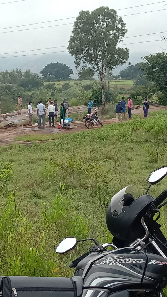 swaraj76's tweet photo. #Tumakuru 30 yr old woman Jayamma gangraped strangulated at a secluded place #Kyathsandra Police limits.After a reported woman sacrifice this is 2nd heinous crime in 2 months.
@XpressBengaluru
@AshwiniMS_TNIE
@chetanabelagere
@DgpKarnataka
@IgpRange https://t.co/N3by8sBP9U