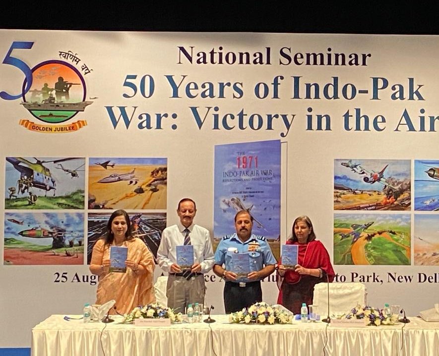 Chief of the Air Staff, Air Chief Marshal RKS Bhadauria PVSM AVSM VM ADC releases the latest book by CAPS titled “The 1971 Indo Pak War: Reflections and Projections.” @kw_publishers @Chopsyturvey @shalinichawla04 @IAF_MCC