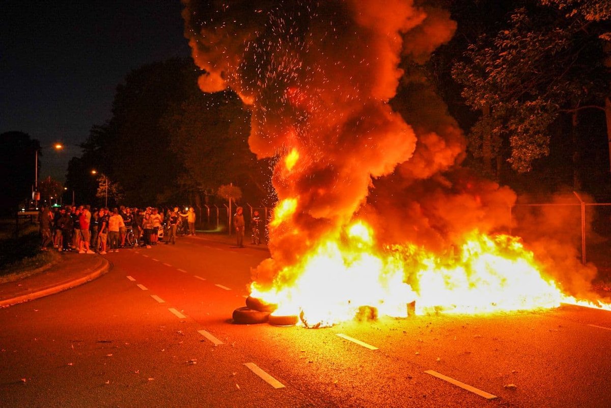 Politie veegt straat schoon bij demonstratie Harskamp