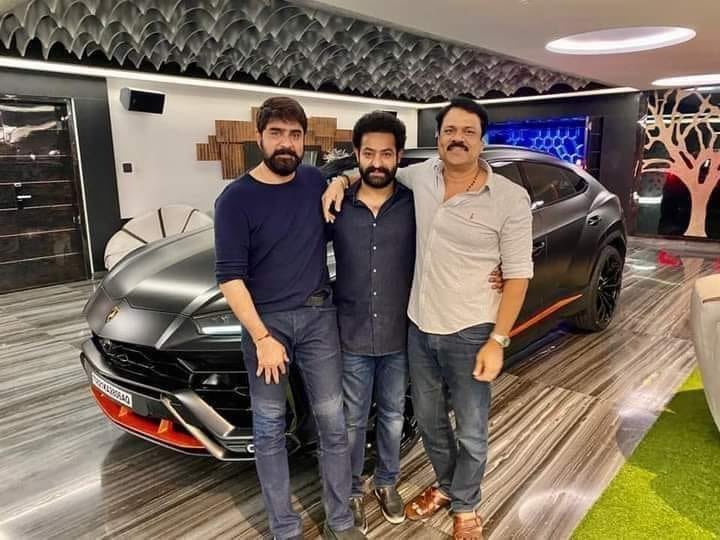 Pepper_Sprey's tweet photo. ఓనర్లు డ్రైవర్ ని మధ్యలో పెట్టుకుని ఫోటో దిగినట్టుంది 😂 https://t.co/uRGQwwI27S
